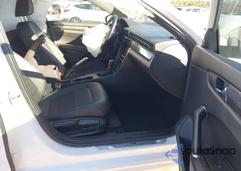 2021 Volkswagen Passat 2.0T R-Line z USA, uszkodzony, nr VIN 1VWMA7A38MC005481